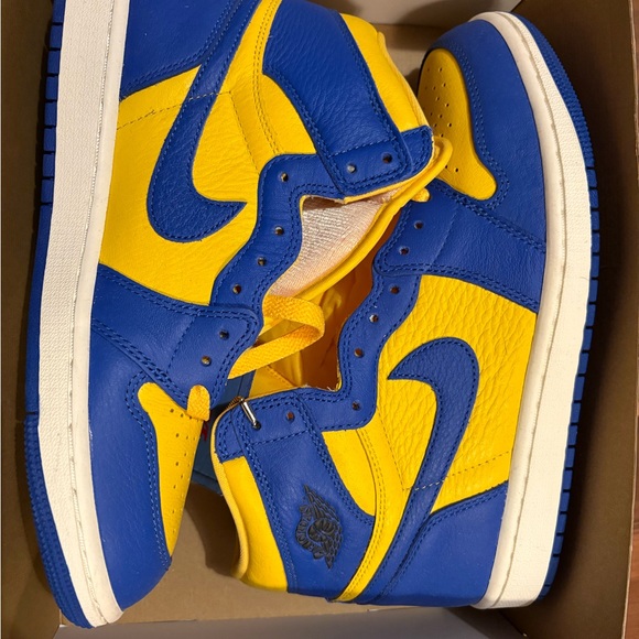Jordan 1 Reverse Laney - Picture 2 of 3
